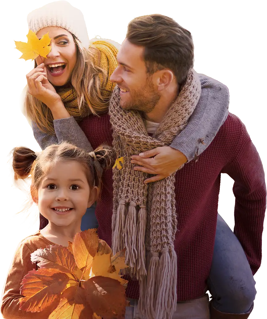 Herbstlich gekleidete Familie, Kind hält farbige Blätter eines Baums