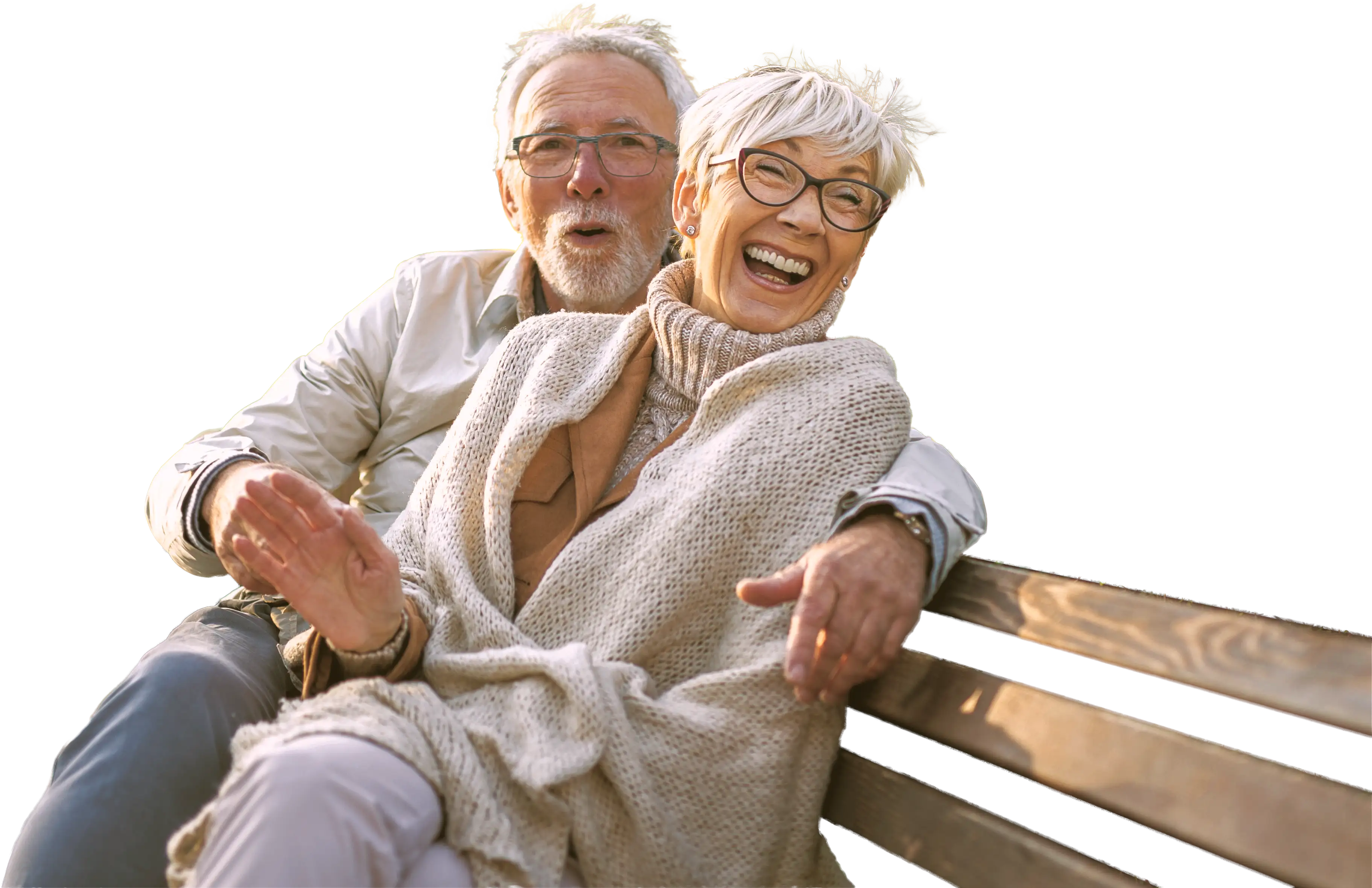 Zufriedenes älteres Paar sitzt auf einer Bank